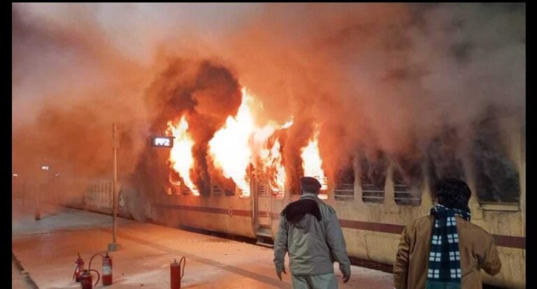 🔥 कटवा रेलवे स्टेशन पर पैसेंजर ट्रेन में आग: हादसा या साजिश? CCTV फुटेज से बढ़ा शक