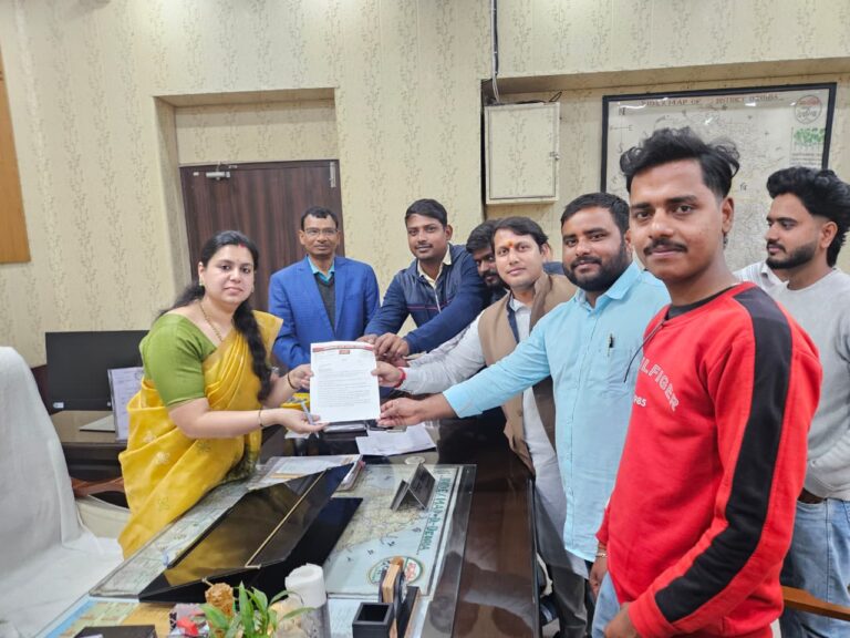 सपा कार्यकर्ताओ ने जिलाधिकारी को सौपा ज्ञापन