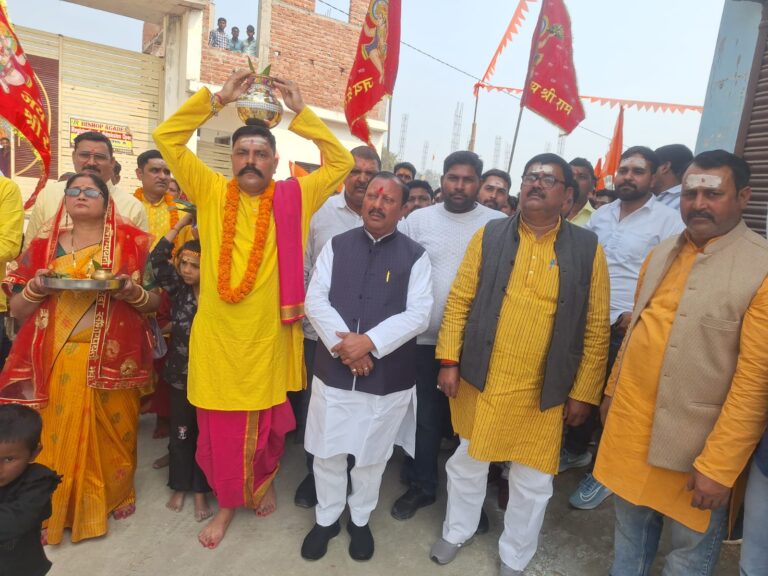 251 कन्याओं की भव्य कलश यात्रा से गूंजा कम्हरिंया खुर्द, शुरू हुआ नौ दिवसीय हनुमंत महायज्ञ