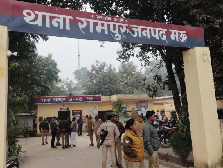 मऊ: जीवित पति को मृत दिखाकर पत्नी ले रही थी विधवा पेंशन, डीएम से शिकायत