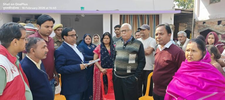 मऊ: Rajesh Agrawal ने मृतक बीएलओ के परिवार को दी ₹15,000 की आर्थिक सहायता