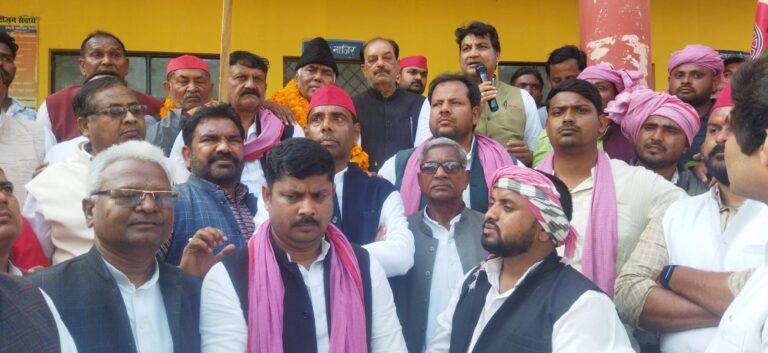जर्जर सड़क और मोहन सेतु निर्माण को लेकर 15 किमी पदयात्रा, तहसील में ज्ञापन