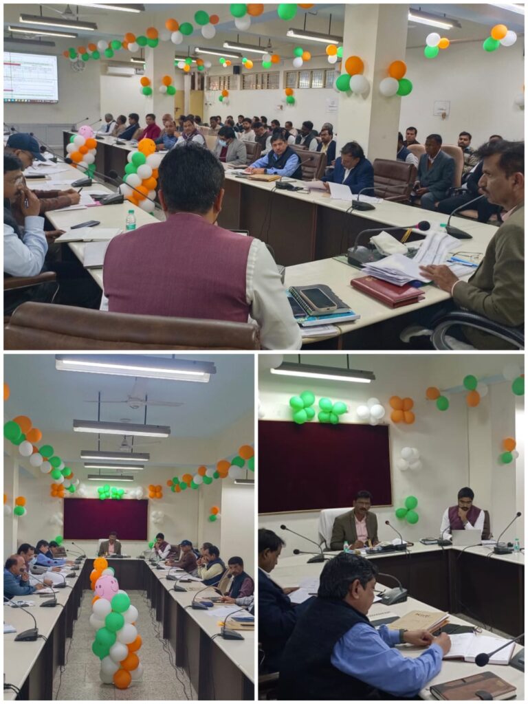 मऊ: राजस्व वसूली में ढिलाई पर प्रशासन सख्त, बकायेदारों की संपत्ति कुर्क करने के निर्देश