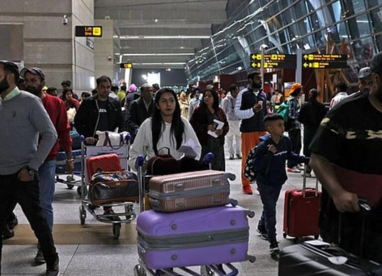 होली फ्लाइट टिकट महंगा: पटना-लखनऊ वापसी पर किराया आसमान छू रहा, अंतरराष्ट्रीय उड़ानों से भी महंगा सफर