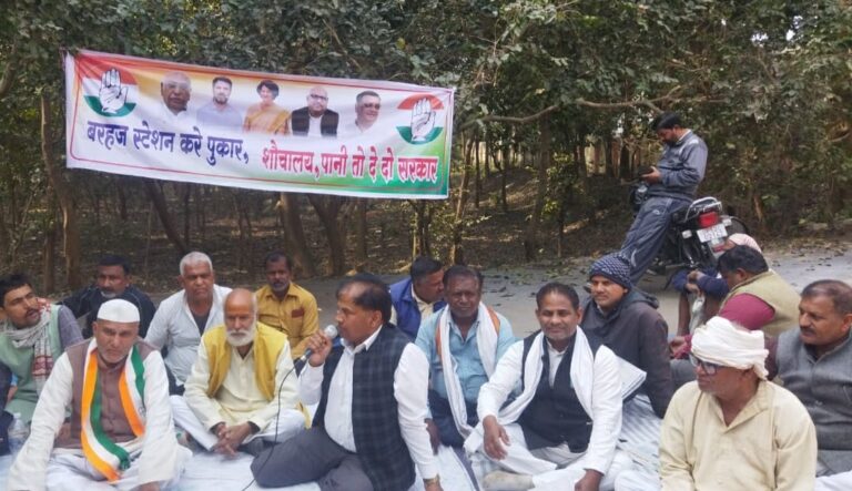 सुविधाओं की मांग को लेकर बरहज रेलवे स्टेशन पर अनिश्चितकालीन धरना