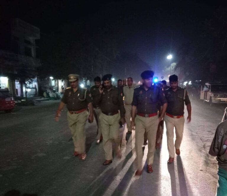 माहे रमजान: मऊ में शांति व्यवस्था मजबूत करने को पुलिस का व्यापक रूट मार्च