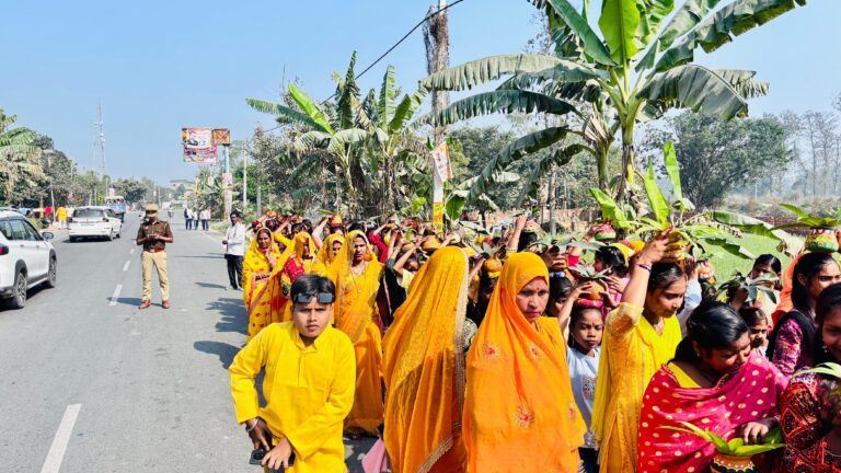 कलश यात्रा में उमड़ा आस्था का सैलाब, जयकारों और वैदिक मंत्रों से गूंजा गांव