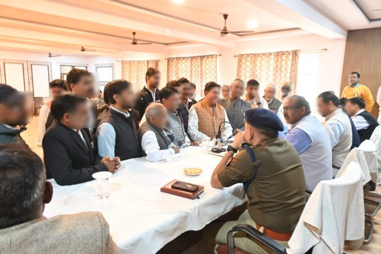 फरेंदा में संपूर्ण समाधान दिवस: डीएम-एसपी ने सुनीं सैकड़ों फरियादें, भूमि विवादों के त्वरित निस्तारण पर जोर