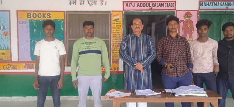 बरहज में बूथों का दौरा: सपा जिला उपाध्यक्ष ने जानी मतदाता सूची की स्थिति