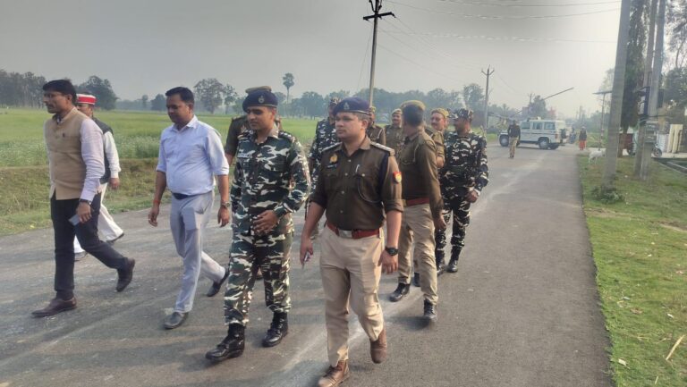 महराजगंज: भारत–नेपाल सीमा पर सुरक्षा कड़ी: संयुक्त पैदल गश्त से तस्करों में हड़कंप, सघन चेकिंग अभियान जारी
