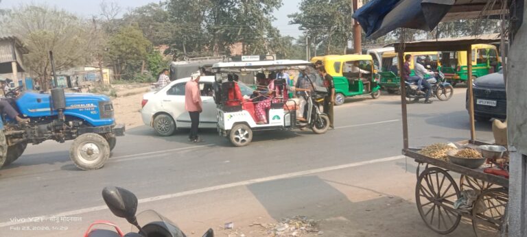 शिकारपुर चौराहे पर अतिक्रमण का कहर: टैंपो-मारुति भिड़ंत ने खोली यातायात अव्यवस्था की पोल
