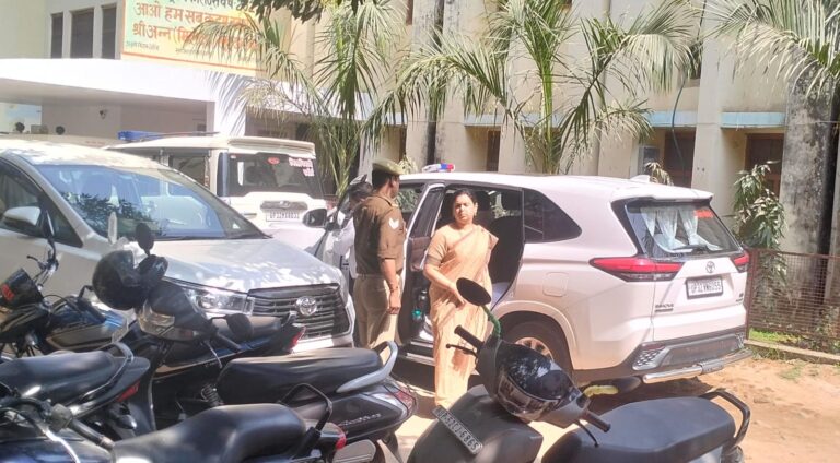 BSA दफ्तर बना ‘कुरुक्षेत्र’: दफ्तर पहुंचीं DM दिव्या मित्तल, क्या रसूखदार ‘मैडम’ की होगी विदाई या लीपापोती की बिछ रही है बिसात?