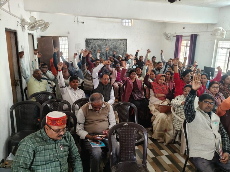 महराजगंज: बीआरसी घुघली में फूटा शिक्षकों का गुस्सा, काली पट्टी बांधकर लिया प्रशिक्षण