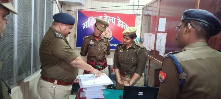 मऊ में DIG का थाना दक्षिण टोला का वार्षिक निरीक्षण