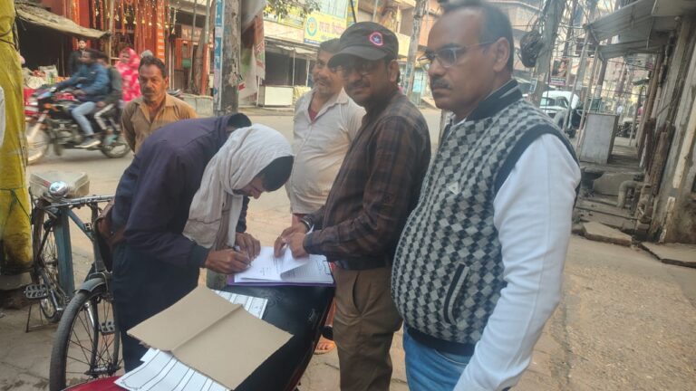 बलिया में होली से पहले खाद्य सुरक्षा विभाग की छापेमारी, दूध और खोया के नमूने जांच को भेजे