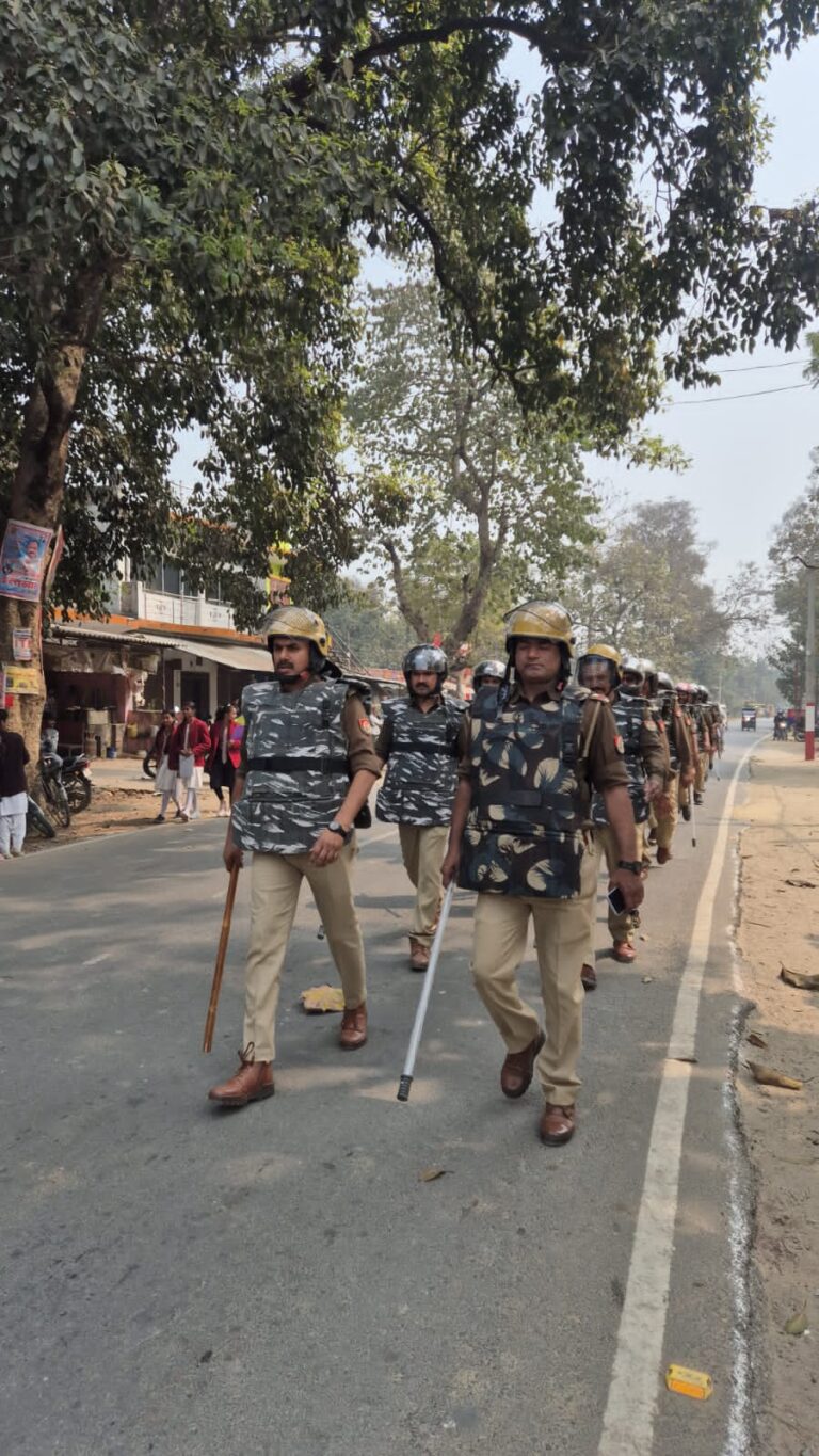 महराजगंज: पुरैना से घुघली तक पुलिस का फ्लैग मार्च, होली से पहले सुरक्षा का कड़ा संदेश