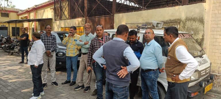 पत्रकार अग्निवेश सिंह की मौत पर जिला अस्पताल में उमड़ा पत्रकारों का जनसैलाब