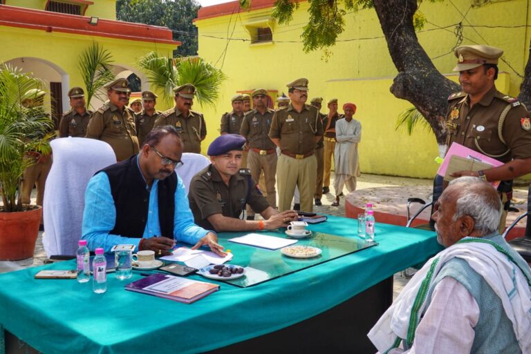 थाना श्यामदेउरवां में समाधान दिवस: डीएम–एसपी ने सुनीं फरियादें, मौके पर फोन कर परखी शिकायत की सच्चाई