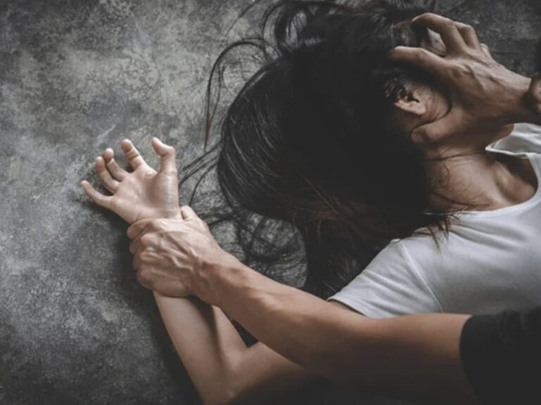 दरिंदगी: युवक के सामने युवती से गैंगरेप, 10 हजार की जबरन वसूली