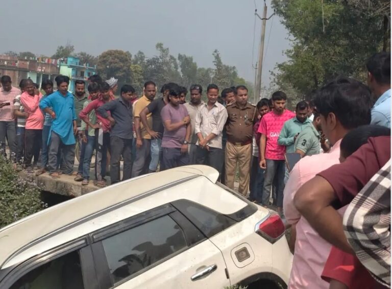 तेज रफ्तार का कहर: कार-बुलेट की भीषण टक्कर, दो युवक गंभीर