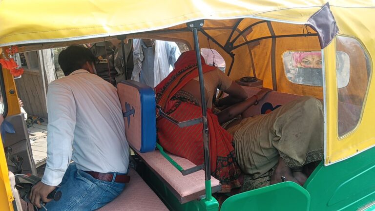 तेज रफ्तार बाइक की टक्कर से सड़क पार कर रही महिला घायल