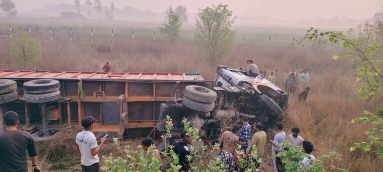 टायर फटने से पूर्वांचल एक्सप्रेसवे से खाई में गिरा ट्रक, चालक-परिचालक सुरक्षित