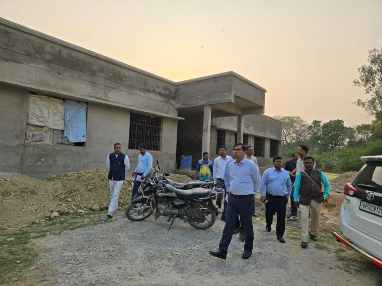 सीडीओ ने किया ब्लॉक का औचक निरीक्षण, लापरवाही पर अधिकारियों को लगाई फटकार