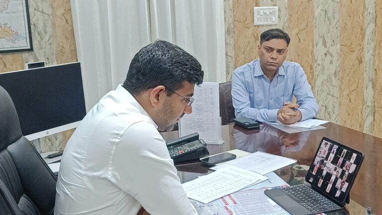 गैस एजेंसियों पर भीड़ के बीच डीएम का औचक निरीक्षण, बोले- जनपद में गैस की कोई कमी नहीं