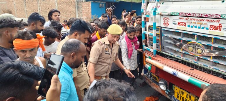 ट्रक की चपेट में आने से युवक की मौत, एक गंभीर घायल