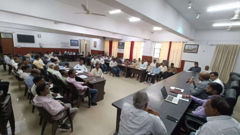 सदर तहसील सभागार में कानूनगो-लेखपाल को क्रॉप कटिंग का प्रशिक्षण