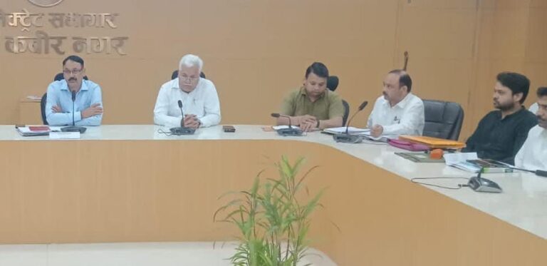 एलपीजी सिलेंडर की उपलब्धता को लेकर डीएम ने की समीक्षा बैठक