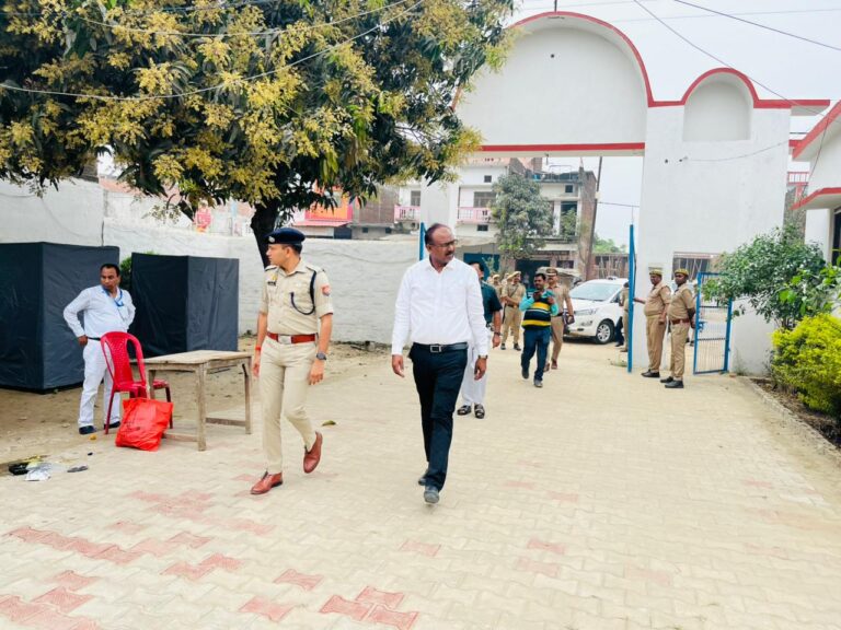 डीएम-एसपी ने पुलिस भर्ती परीक्षा केंद्रों का किया औचक निरीक्षण, निष्पक्ष व शांतिपूर्ण परीक्षा कराने के दिए कड़े निर्देश