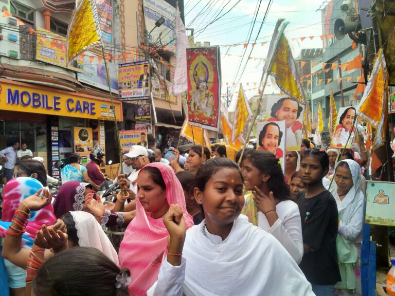 नौतनवां में श्री सतगुरु देव महाराज के मूर्ति स्थापना दिवस पर निकली भव्य शोभायात्रा