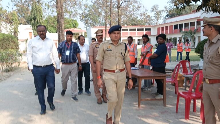 पुलिस भर्ती परीक्षा को लेकर डीएम-एसपी ने किया परीक्षा केंद्रों का निरीक्षण