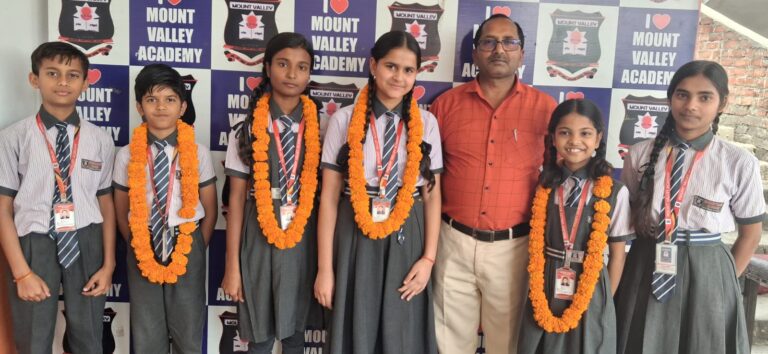 ओलंपियाड में माउंट वैली एकेडमी के बच्चों का दबदबा, टॉपर्स सम्मानित