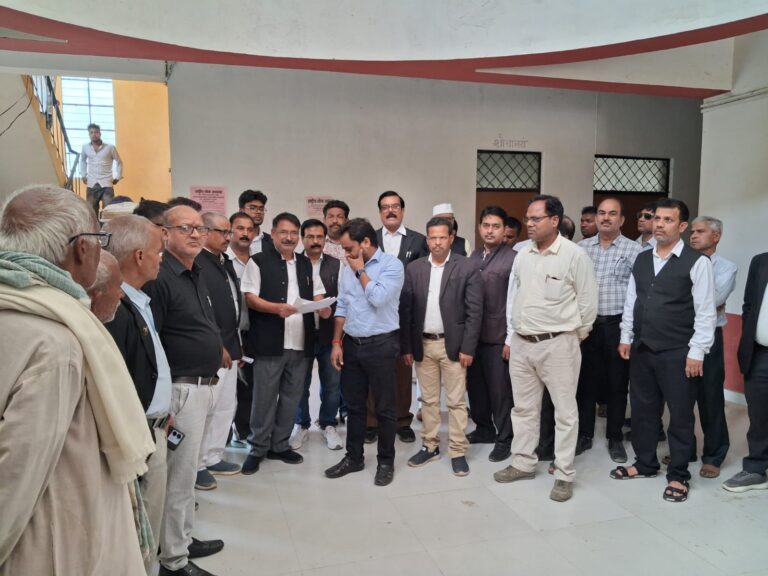 सर्किल रेट बढ़ोतरी के विरोध में बरहज बार एसोसिएशन का प्रदर्शन, अधिवक्ताओं ने एसडीएम को सौंपा ज्ञापन