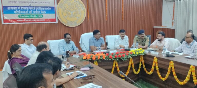 बलिया कलेक्ट्रेट का कमिश्नर ने किया निरीक्षण, विकास कार्यों की समीक्षा में दिए सख्त निर्देश