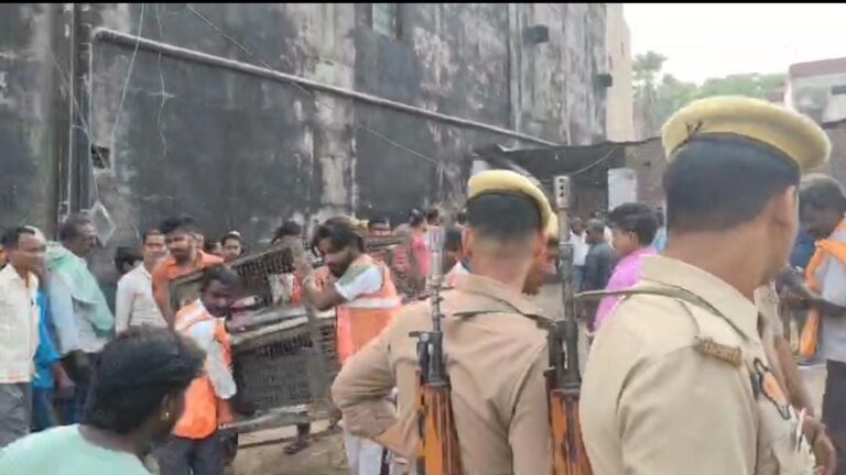 🚨 बुल्डोजर की दहाड़ से थमी मछली मंडी, शटर गिराकर भागे दुकानदार