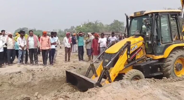 श्मशान घाट की बदहाली पर समाजसेवी की पहल, कालीचरण घाट पर बना समतल रास्ता बना राहत का कारण