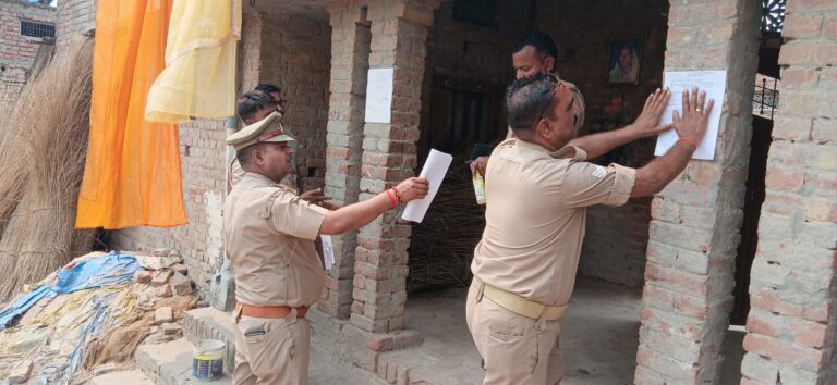 बलिया में फरार आरोपी पर पुलिस की बड़ी कार्रवाई, घर पर मुनादी—कुर्की की तैयारी तेज