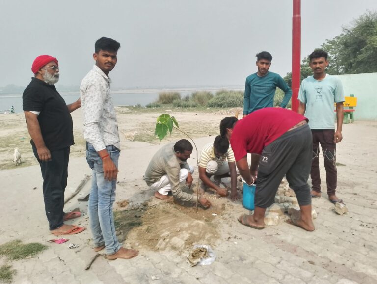 देवरिया के कालीचरण घाट पर समाजसेवी की पहल, हैंडपंप ठीक कर लगाया पीपल का पौधा—पर्यावरण का दिया संदेश