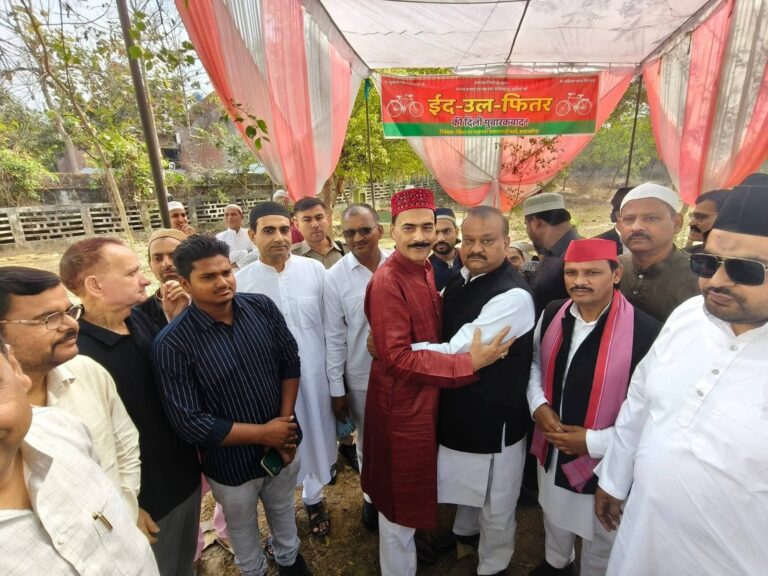Eid 2026: ईदगाह पहुंचे पूर्व विधायक राजेश यादव, गले मिलकर दिया भाईचारे का संदेश