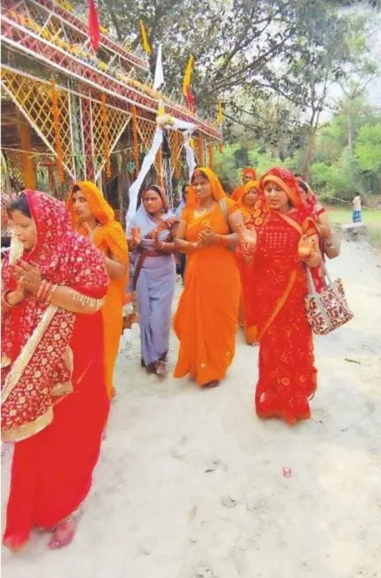 Maharajganj News: शतचंडी महायज्ञ से गूंजा बरोहिंया, मां काली मंदिर बना आस्था का केंद्र—हजारों श्रद्धालु पहुंचे