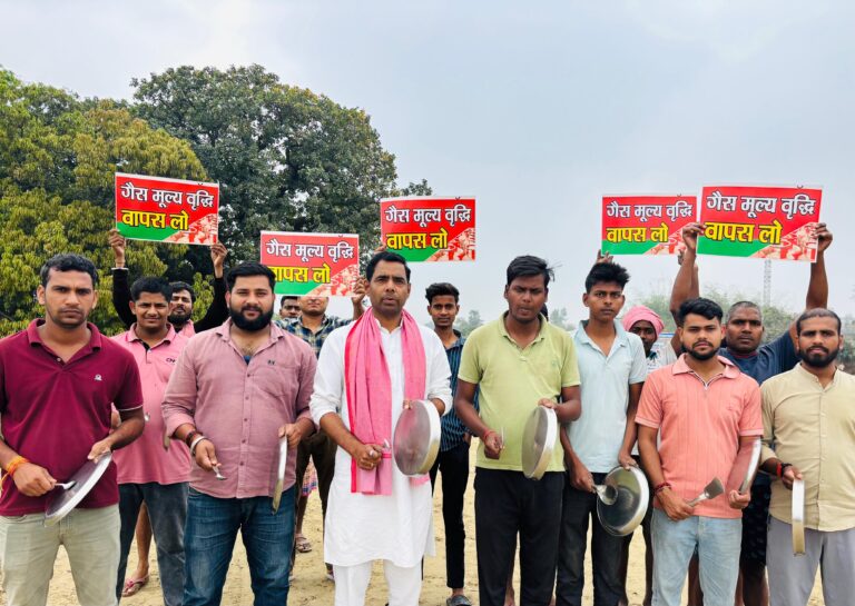 थाली-ताली बजाकर गैस सिलेंडर मूल्य वृद्धि का विरोध, सपा नेता विजय रावत ने साधा भाजपा पर निशाना