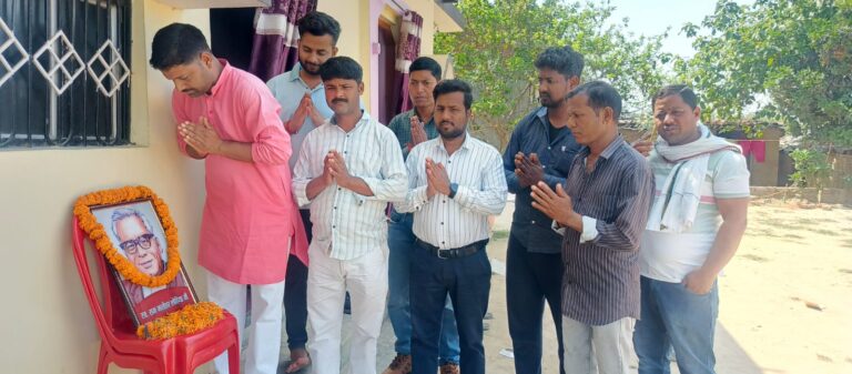Deoria News: कपरवार में धूमधाम से मनाई गई डॉ. राममनोहर लोहिया की जयंती, समाजवाद के विचारों की गूंज