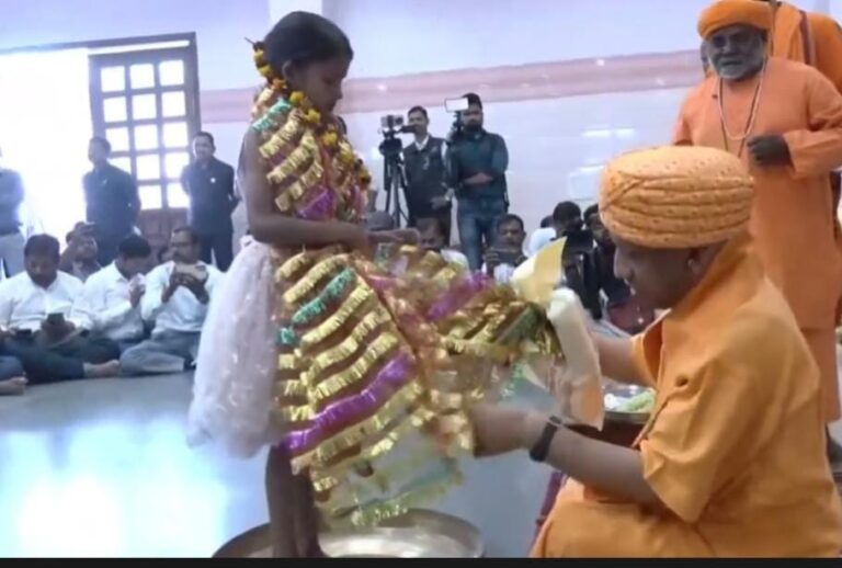 Gorakhnath Temple: सीएम योगी ने किया कन्या पूजन, चरण पखारकर कराया भोजन