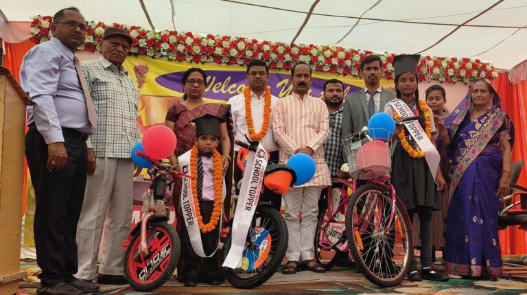 माउंट वैली एकेडमी का वार्षिक समारोह बना प्रतिभाओं का उत्सव, टॉपर्स साइकिल से सम्मानित