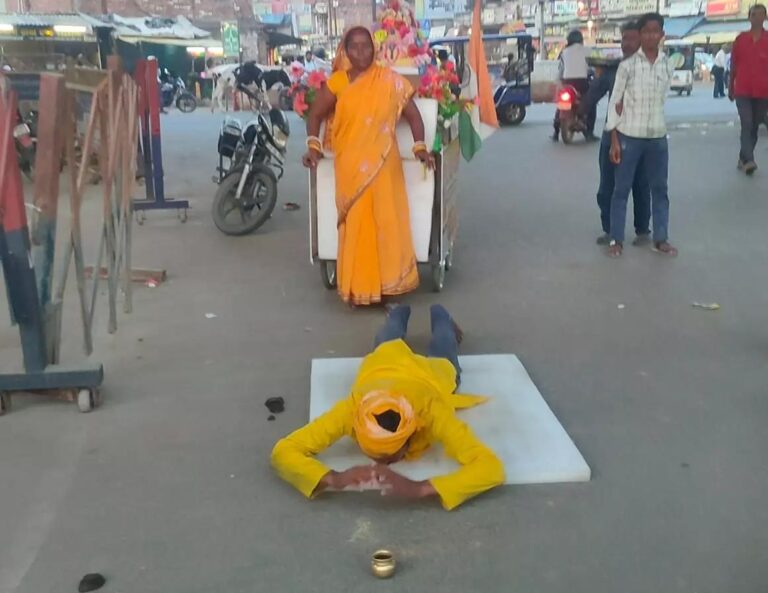 दंडवत यात्रा से वृंदावन जा रहा दंपति, 1000 KM की आस्था भरी अनोखी साधना
