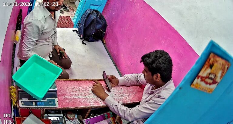 सर्राफा दुकान से सोने के आभूषण लेकर भागा युवक, लोगों ने पकड़कर पुलिस को सौंपा