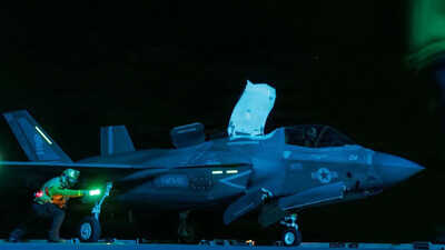 US-Iran War: होर्मुज समेत ईरानी बंदरगाहों पर अमेरिकी नाकेबंदी, F-35B और MV-22 की तैनाती